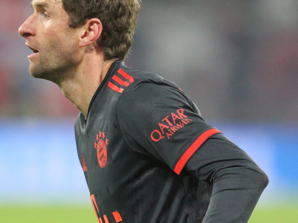 Foto: Thomas Müller mit Sponsoren-Logo von Qatar Airways, über dts Nachrichtenagentur