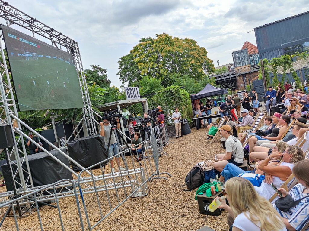 Foto: Public Viewing im Berliner Biergarten BRLO am 24.07.2023, über dts Nachrichtenagentur