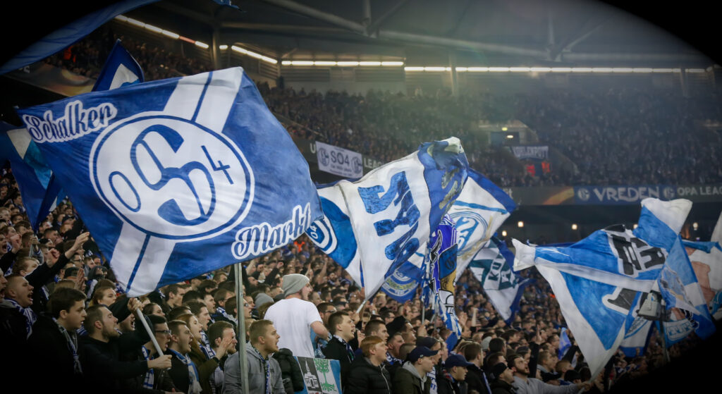 Fans vom FC Schalke 04 - 2. Bundesliga. Bild: Ververidis Vasilis / Shutterstock.com